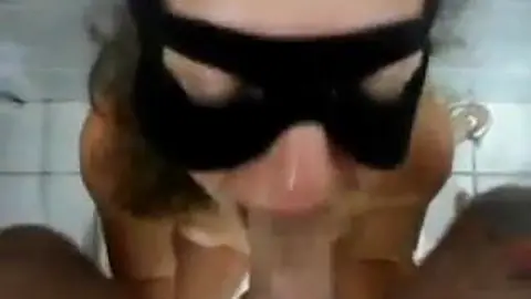 MAGRINHA ENGASGANDO COM A ROLA