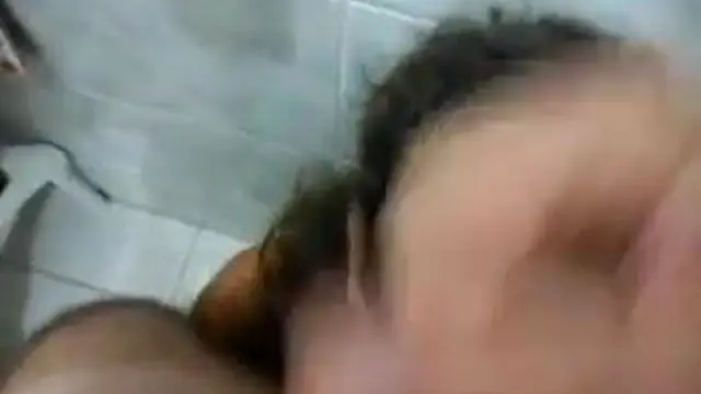 MAGRINHA ENGASGANDO COM A ROLA
