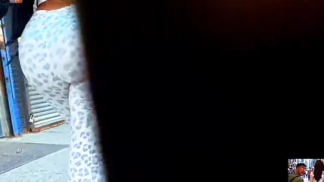 O jeito como ela anda sozinha é sexy, e aquele bumbum