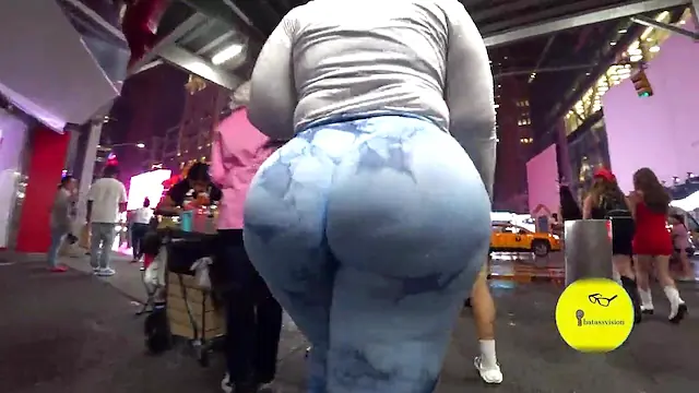 Thick Latina Shows Off Her Huge Ass