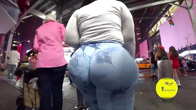Thick Latina Shows Off Her Huge Ass