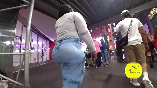 Thick Latina Shows Off Her Huge Ass