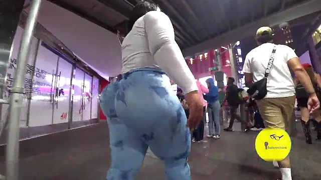 Thick Latina Shows Off Her Huge Ass