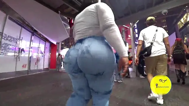 Thick Latina Shows Off Her Huge Ass