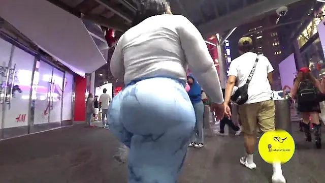 Thick Latina Shows Off Her Huge Ass