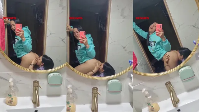 Chupando o cu da amiga rabuda