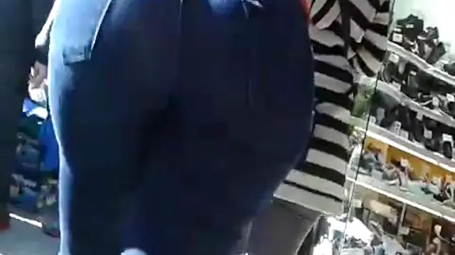 BUNDA ENORME VISTA DE PERTO.