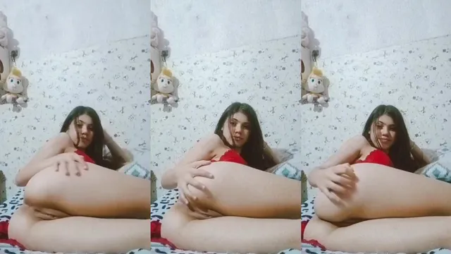 Novinha gostosa exibindo o cuzinho