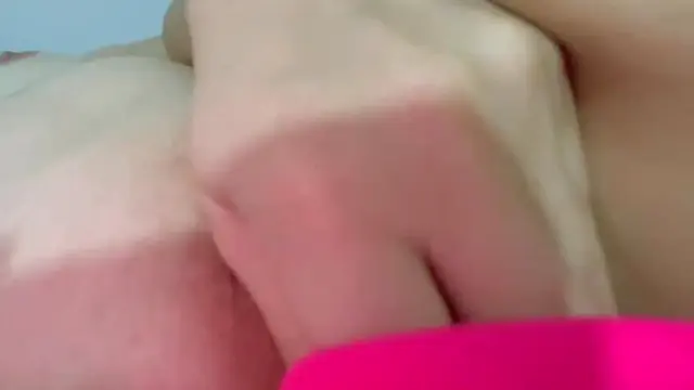 novinha gozando no dildo