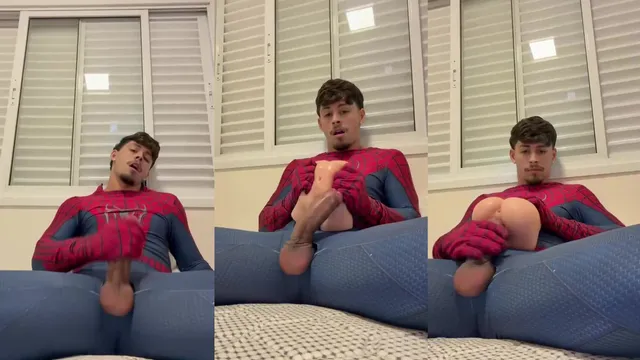Novinho de fantasia de herói batendo punheta
