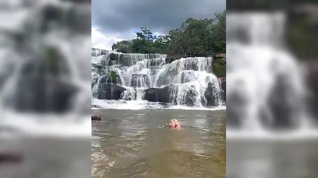Loirinha linda exibindo seu lindo rabo