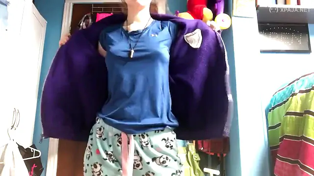 Branquinha foi vazada sensualizando enquanto tira a roupa