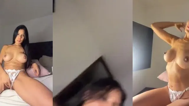 Morena peituda se masturbando na camereta