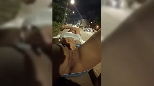 Siririca na rua movimentada