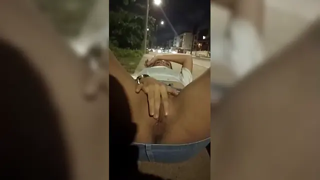 Siririca na rua movimentada