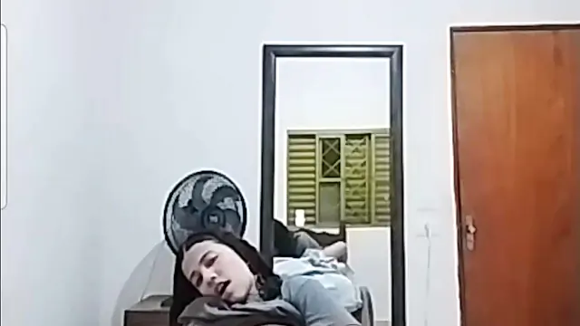 Novinha mostrando tudo no Omegle