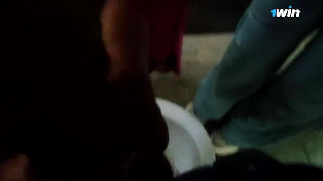 En los baños del parque público