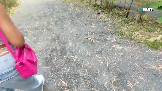 En los baños del parque público