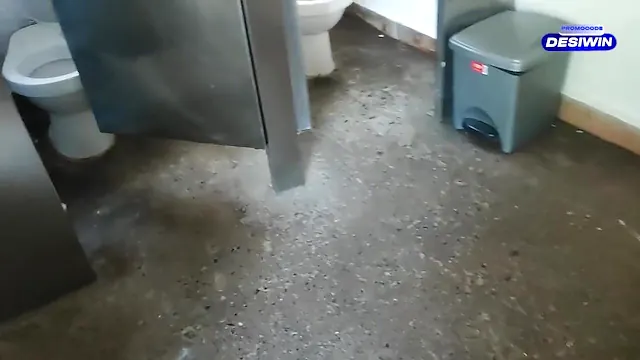 En los baños del parque público