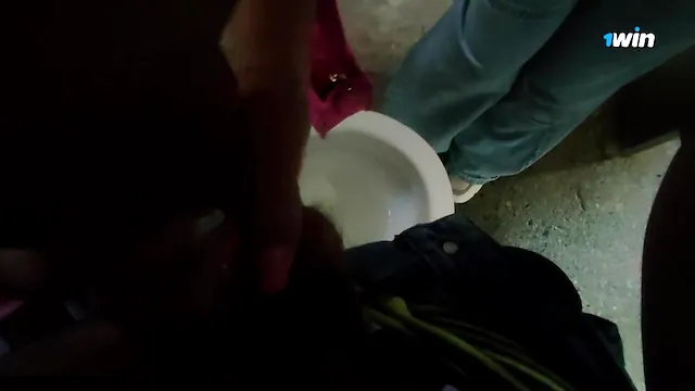 En los baños del parque público