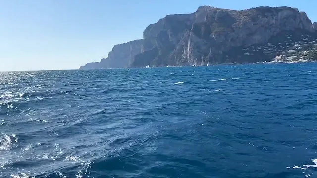 Daniela Antury video trepando no mar