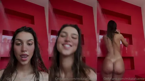 Mikaela Lafuente bronzeada tomando banho nua