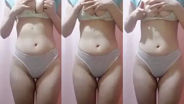 Branquinha peituda tímida se gravando mostrando seus lindos peitos