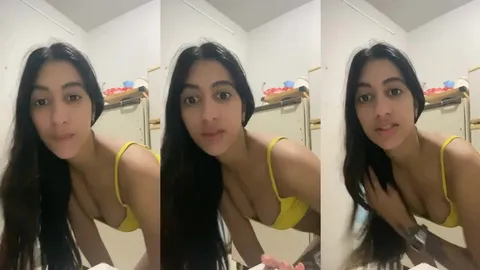 Ninfetinha do peito durinho e bicudo na conversa com os caras na live mostrando o grelinho