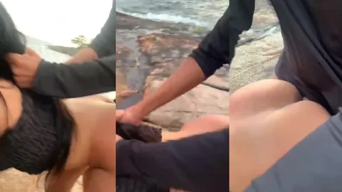 Mulata gostosa transando de quatro na praia tomando surra de rola