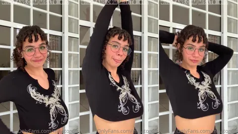 Peituda e bucetuda se exibindo todinha pra câmera
