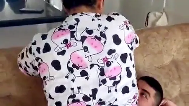 Sobrinho fudeu a tia muito gostosa e rabuda no sofá