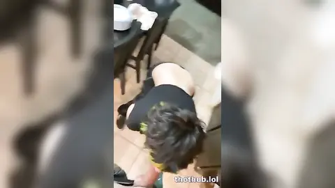 Gótica gulosa engolindo a rola do seu amigo