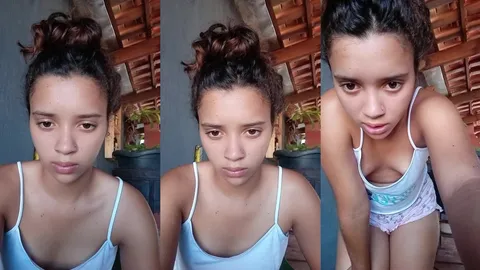 Novinha delícia pagando peitinho na live