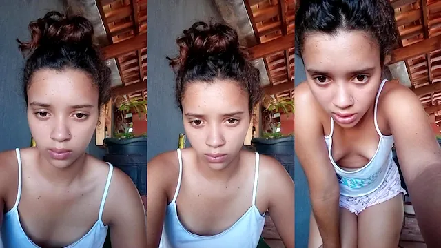 Novinha delícia pagando peitinho na live