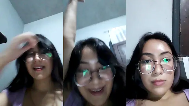 Novinha mostrando os peitos bicudos na live
