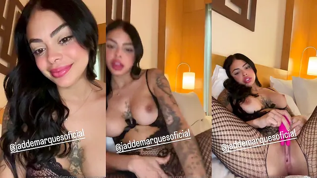 bucetuda morena Jadde Marques com vibrador na xereta
