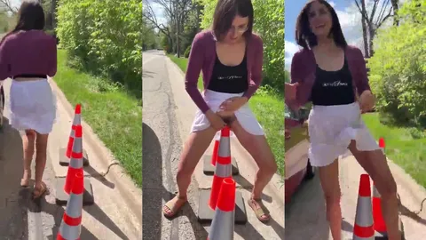 Magrinha bem gulosa sentando no cone no meio da rua