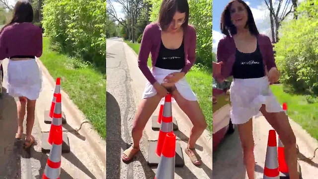 Magrinha bem gulosa sentando no cone no meio da rua