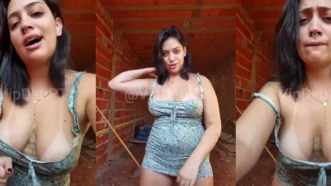Peituda tatuada chapada mostrando as tetas