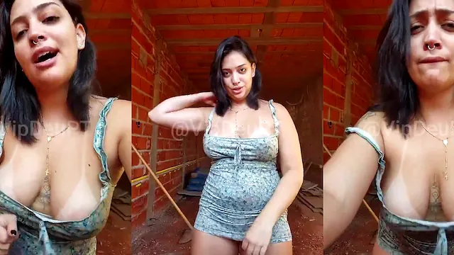 Peituda tatuada chapada mostrando as tetas