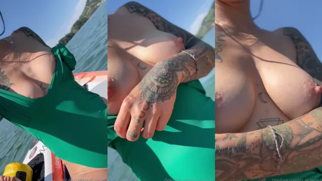 Gostosa de biquini mostrando a buceta no jet ski