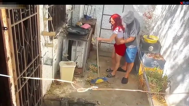 Madrasta rabuda varrendo o quintal de saia e levando creampie