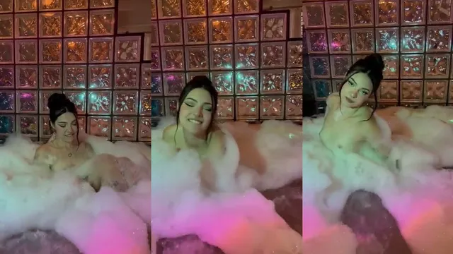 Gostosa safada se exibindo NA banheira de espuma