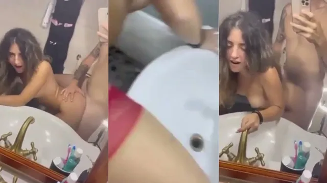 Segurando pelos cabelos e metendo forte no banheiro