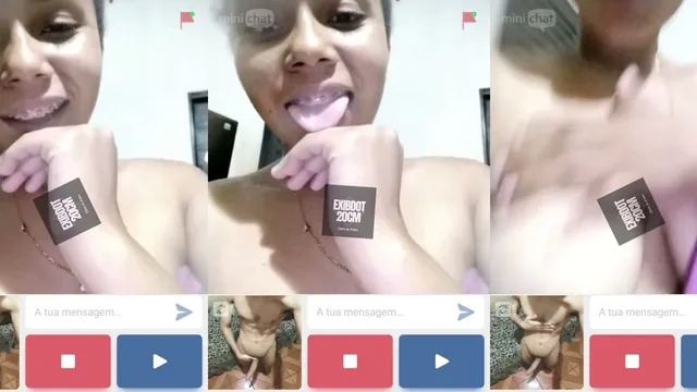 Peituda safadinha mostrando os seios