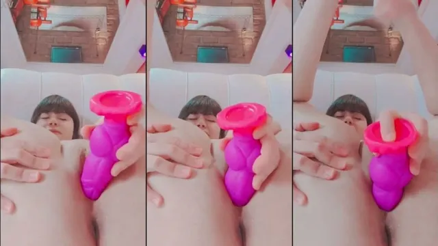 NOVINHA PUTINHA BOTOU PÊNIS NA BUCETINHA GOSTOSA