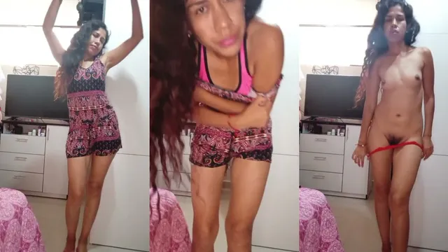 Magrinha gostosa mostrando o cuzinho e totalmente nua