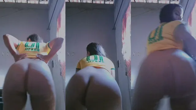 Vagabunda mostrando sua rabeta enorme