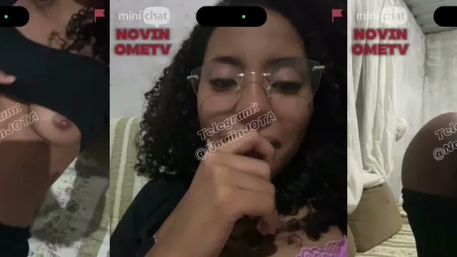 pretinha nerd gostosa se exibindo no ometv omegle
