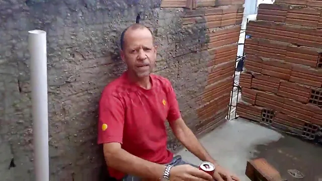 Gostosa baixa renda pagou o pedreiro com a buceta no quintal